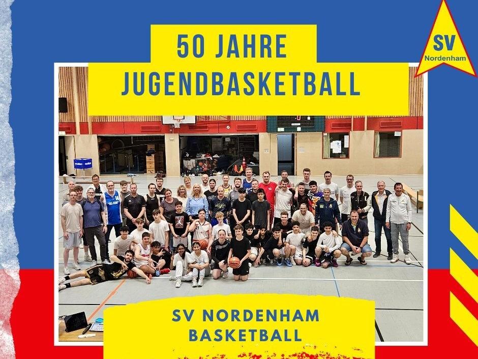 Gruppenfoto von Teilnehmern des 50-Jahre-Jubiläums des Jugendbasketballs des SV Nordenham in einer Sporthalle.