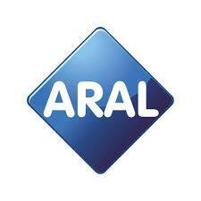 Blaues Rhombus-Logo mit der weißen Aufschrift „ARAL“ in Großbuchstaben.