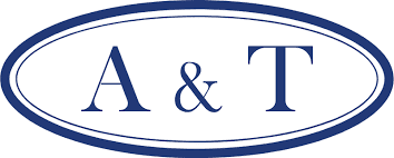 Logo mit den Buchstaben "A & T" in blauer Schrift auf weißem ovalem Hintergrund.