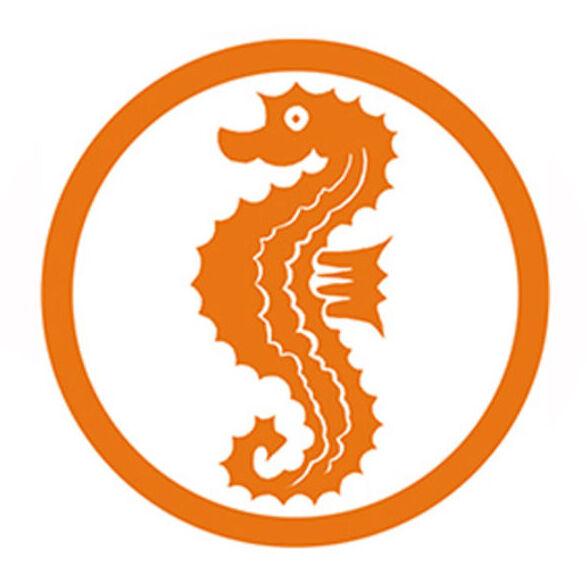 Symbol eines orangefarbenen Seepferdchens in einem runden, weißen Hintergrund.